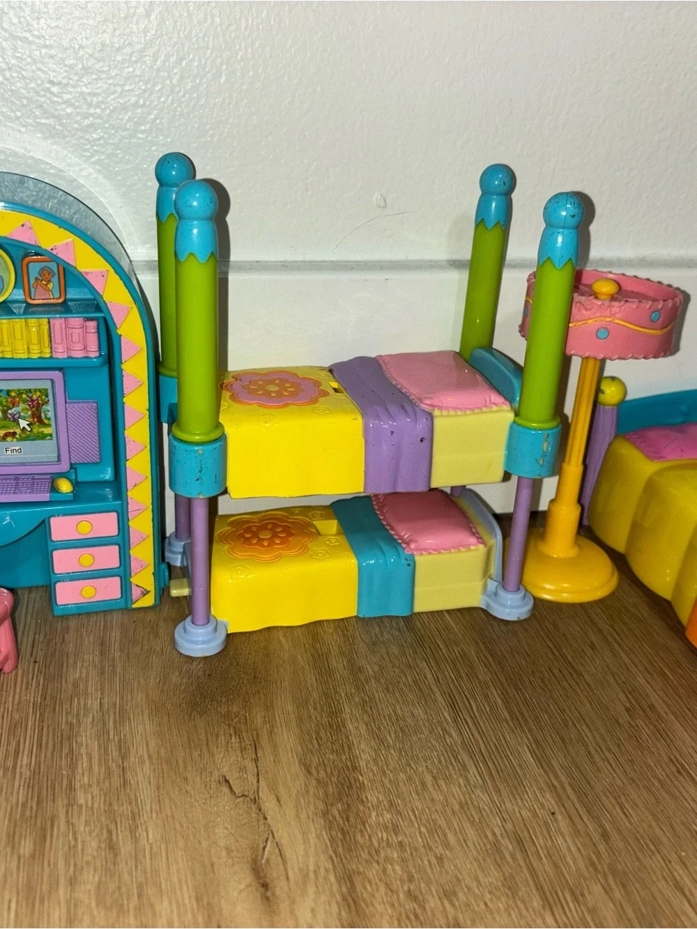 Vintage Mattel 2003 Dora the Explorer pop-up house. Dolls and accessories!